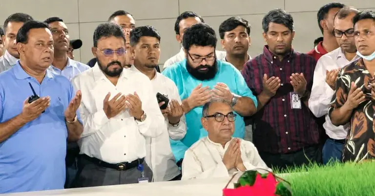 কবর জিয়ারত করলেন মির্জা আব্বাস
